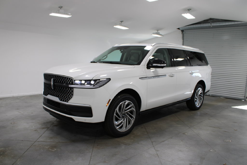 New 2026 Lincoln Navigator L Reserve AWD/4WD image 3