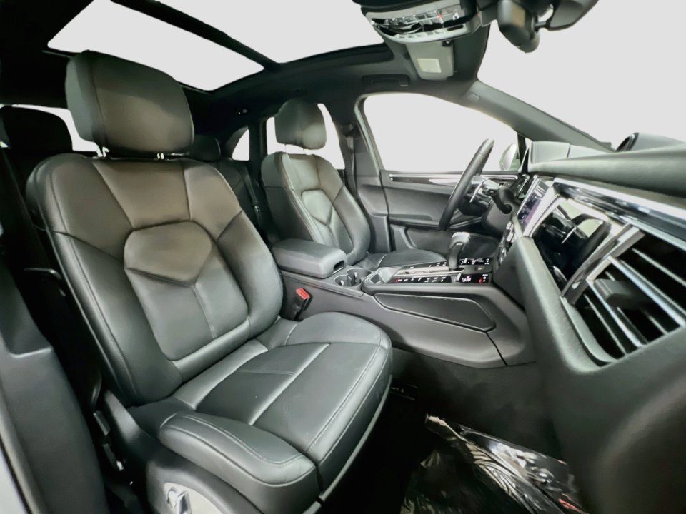 Certified 2024 Porsche Macan AWD/4WD image 29