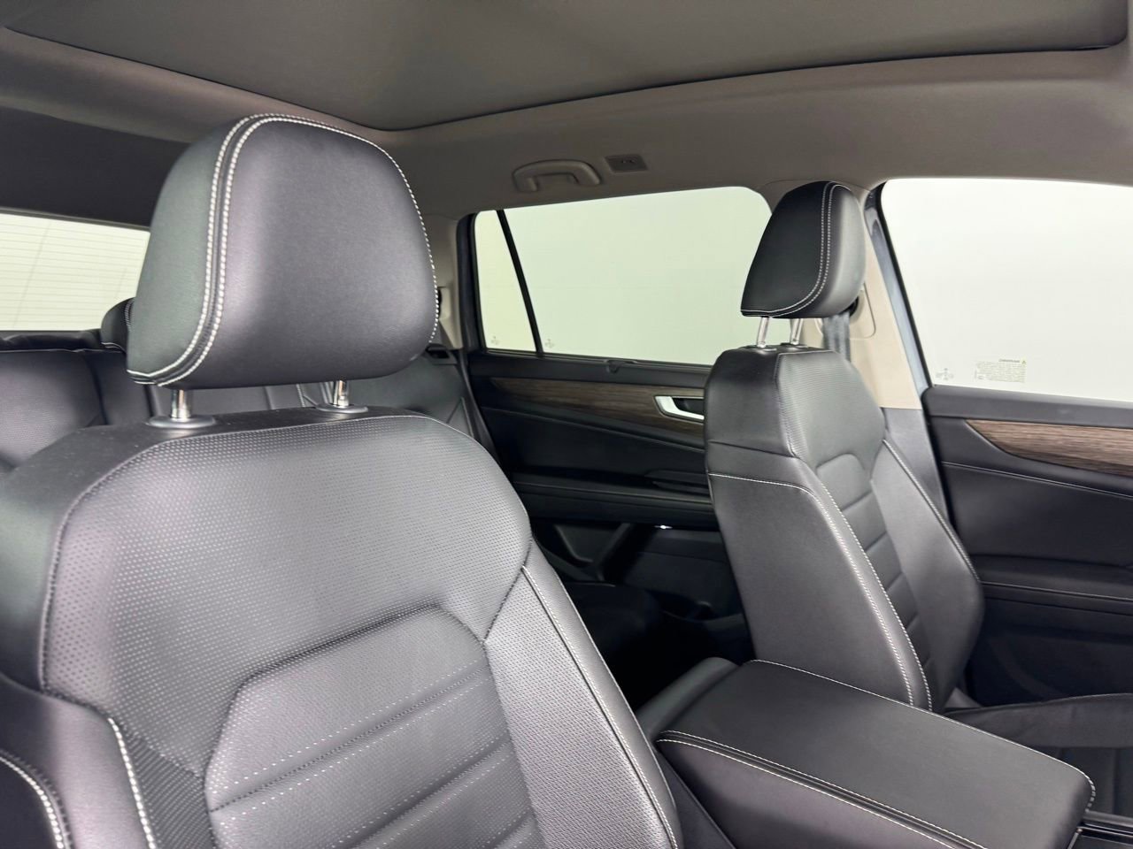Used 2025 Volkswagen Atlas SEL image 37