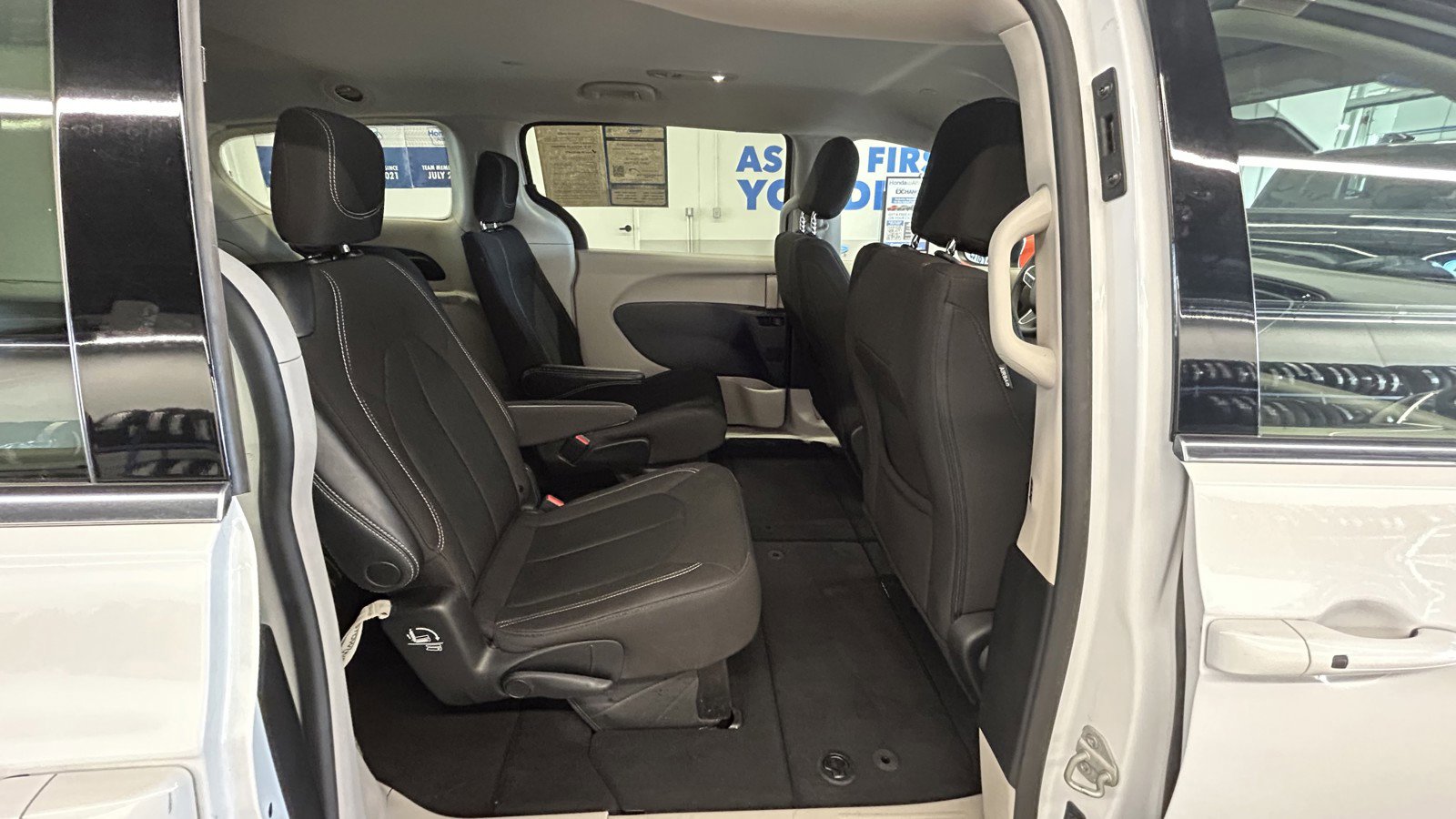 Used 2023 Chrysler Voyager LX image 17