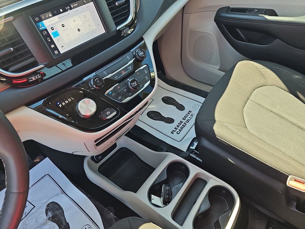 Used 2023 Chrysler Voyager LX image 29