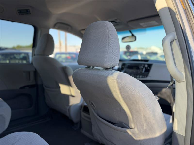 Used 2014 Toyota Sienna LE FWD image 27