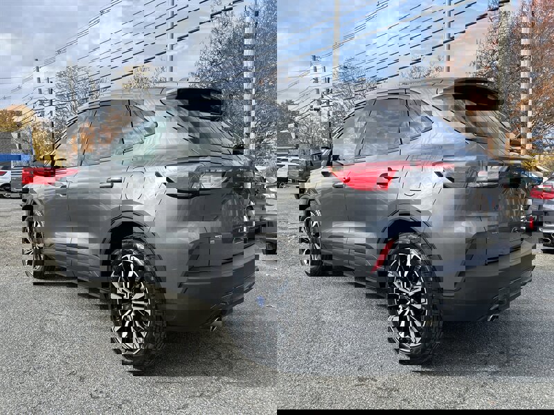 Used 2021 Ford Escape SE w/ SE Sport Appearance Package image 6