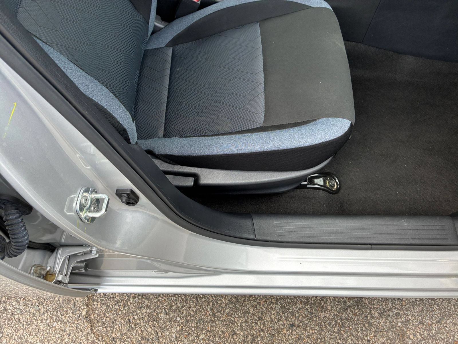 Used 2025 Nissan Versa SV FWD image 24