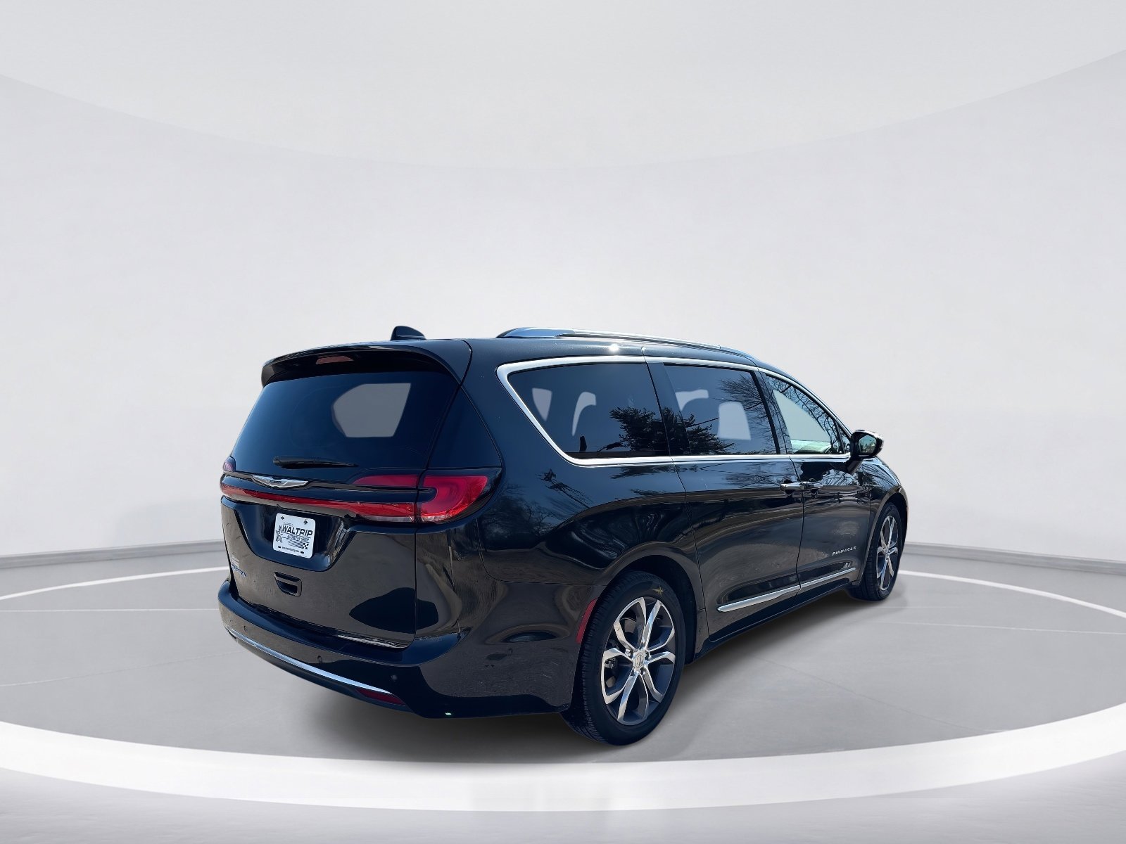 Used 2023 Chrysler Pacifica Pinnacle image 8