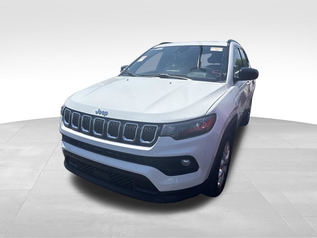 Used 2023 Jeep Compass Latitude w/ Sun and Sound Group AWD/4WD image 8