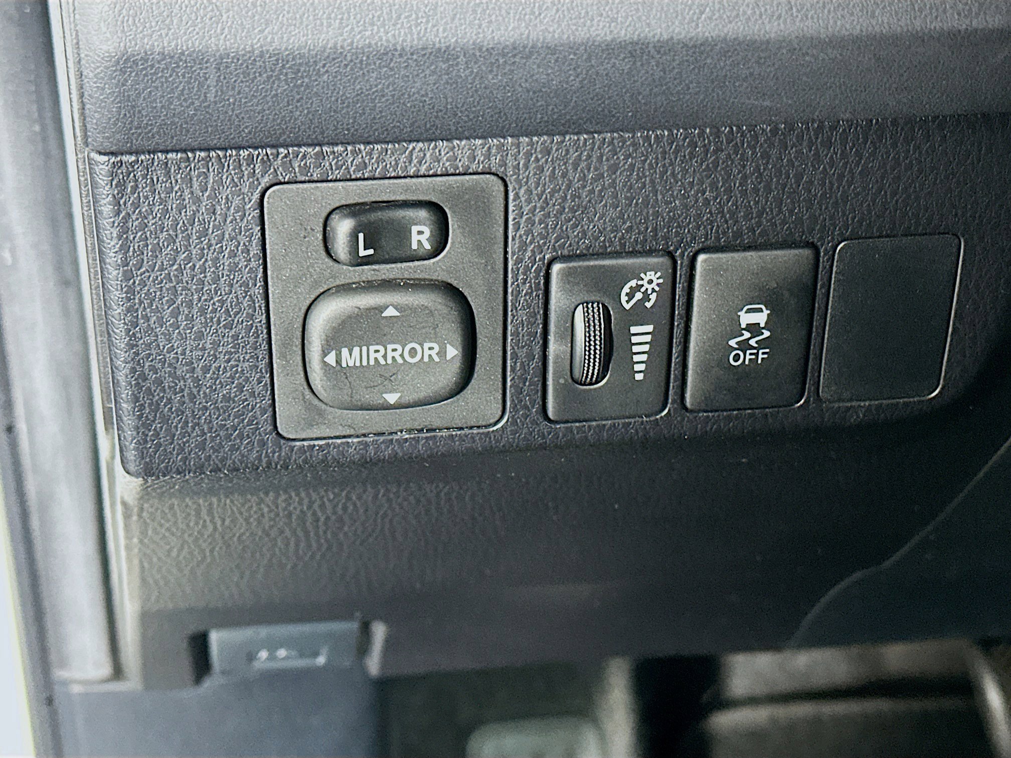 Used 2015 Toyota RAV4 LE FWD image 17