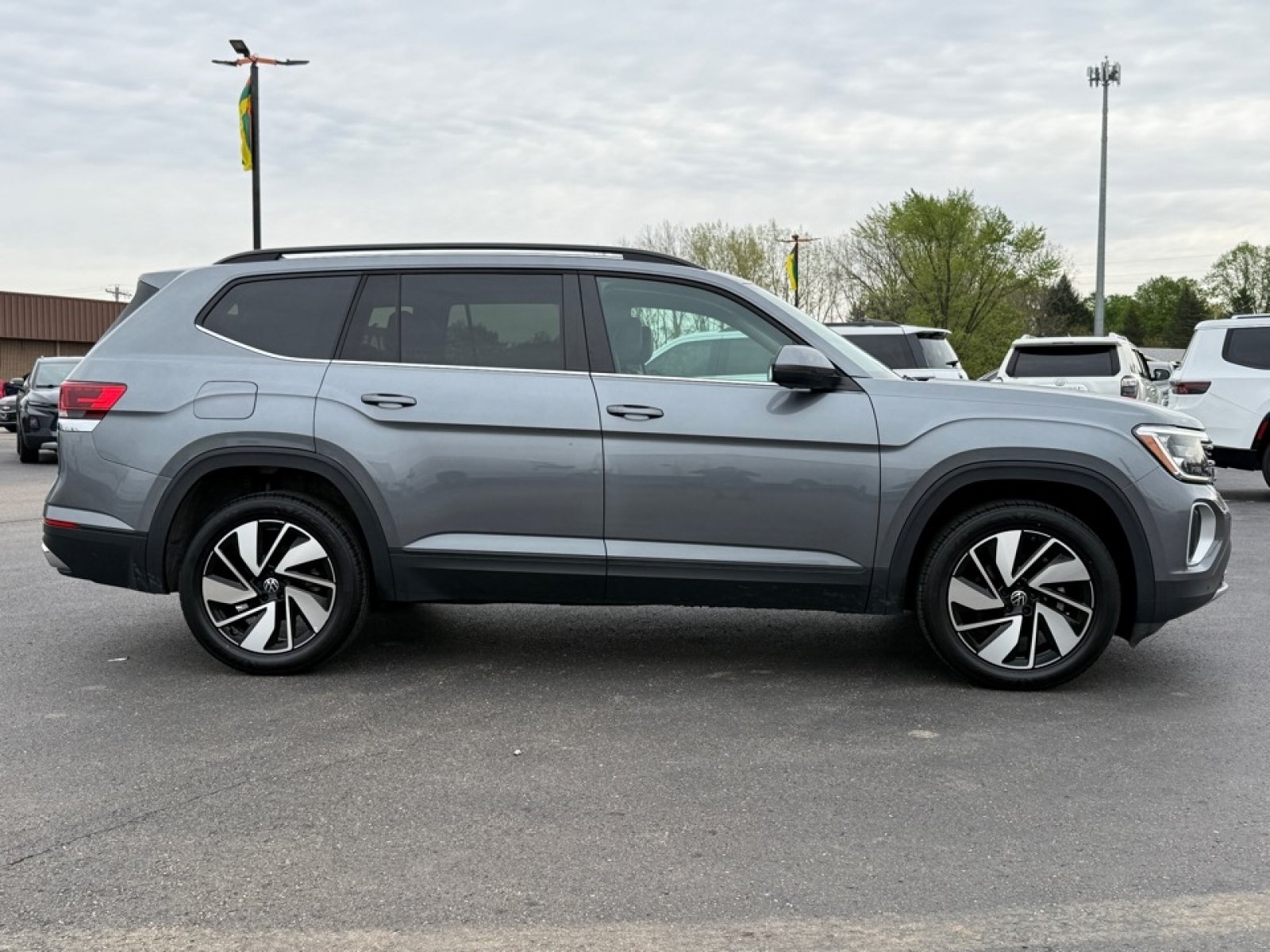 Used 2025 Volkswagen Atlas SE AWD/4WD image 9