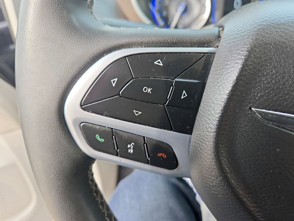 Used 2023 Chrysler Voyager LX image 17