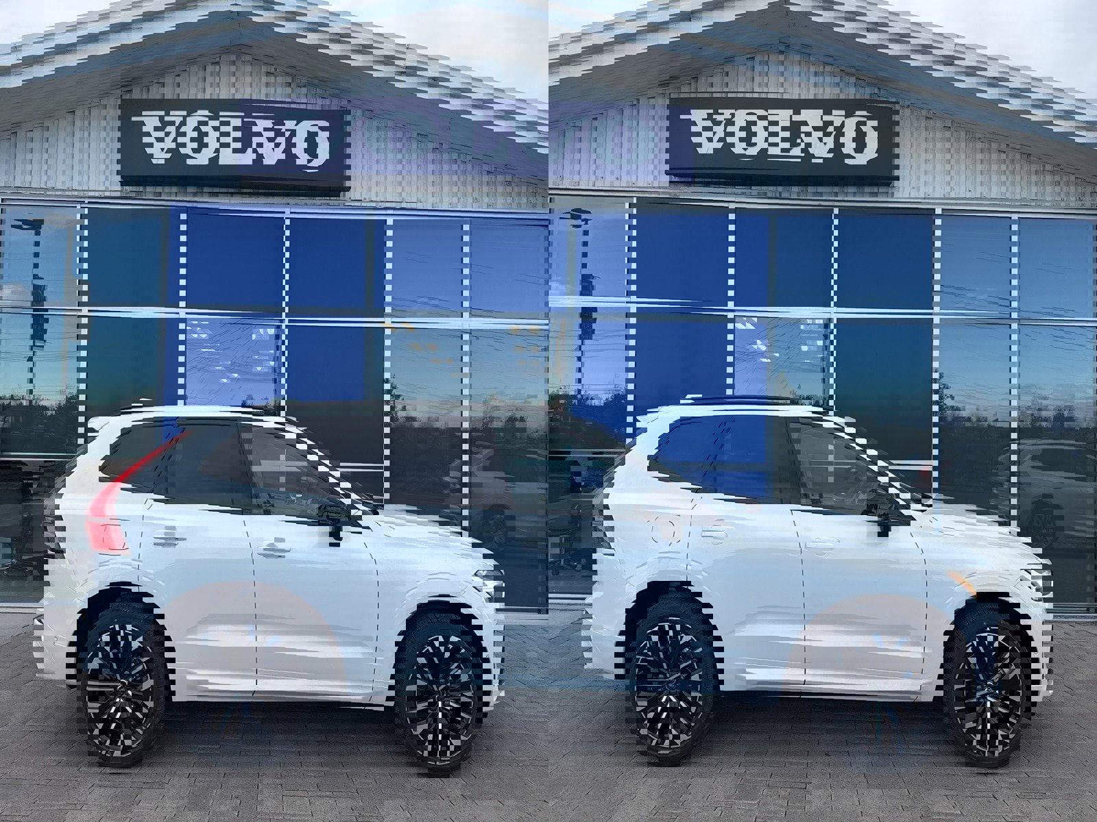 New 2026 Volvo XC60 B5 Ultra w/ Protection Package Premier image 7