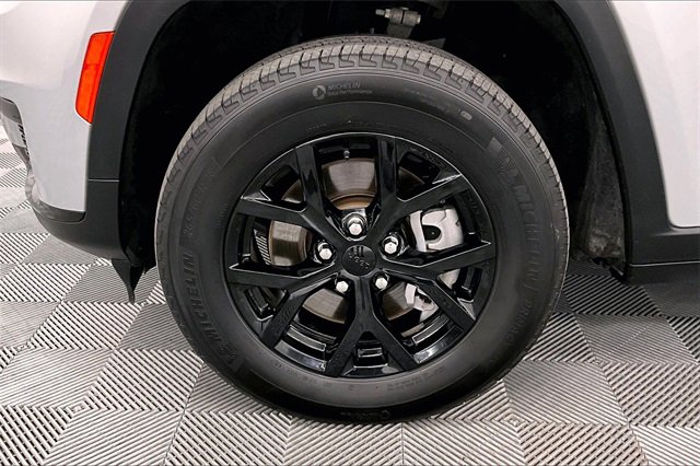 Used 2024 Jeep Grand Cherokee L Laredo image 9