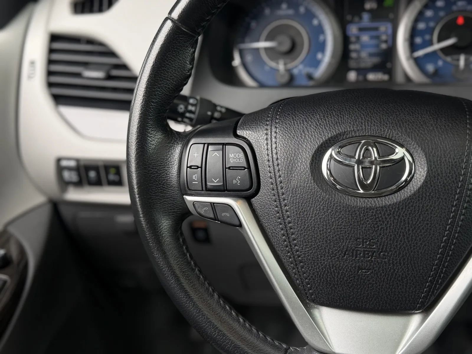 Used 2019 Toyota Sienna XLE w/ XLE Navigation Package FWD image 26