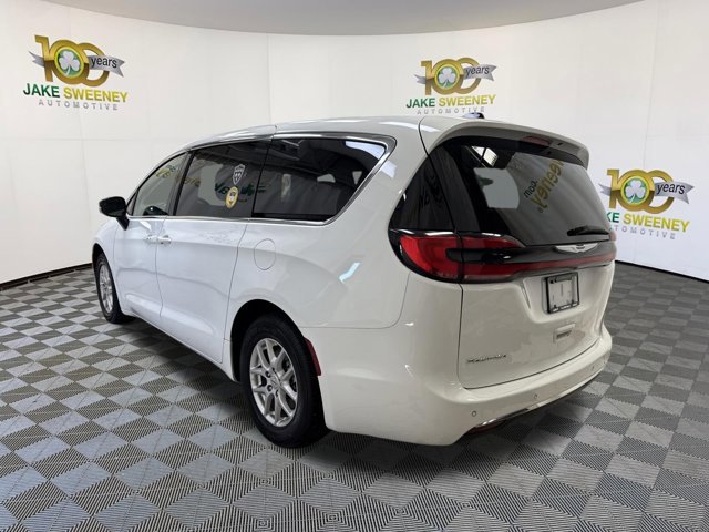 Used 2024 Chrysler Pacifica Touring-L image 7