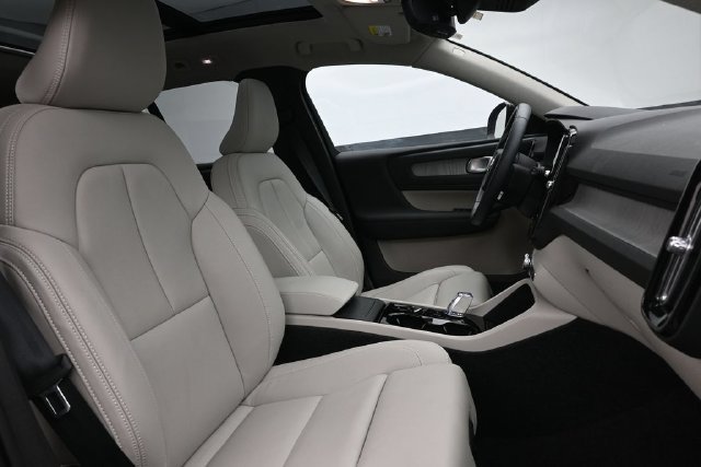 Used 2026 Volvo XC40 B5 Plus AWD/4WD image 33