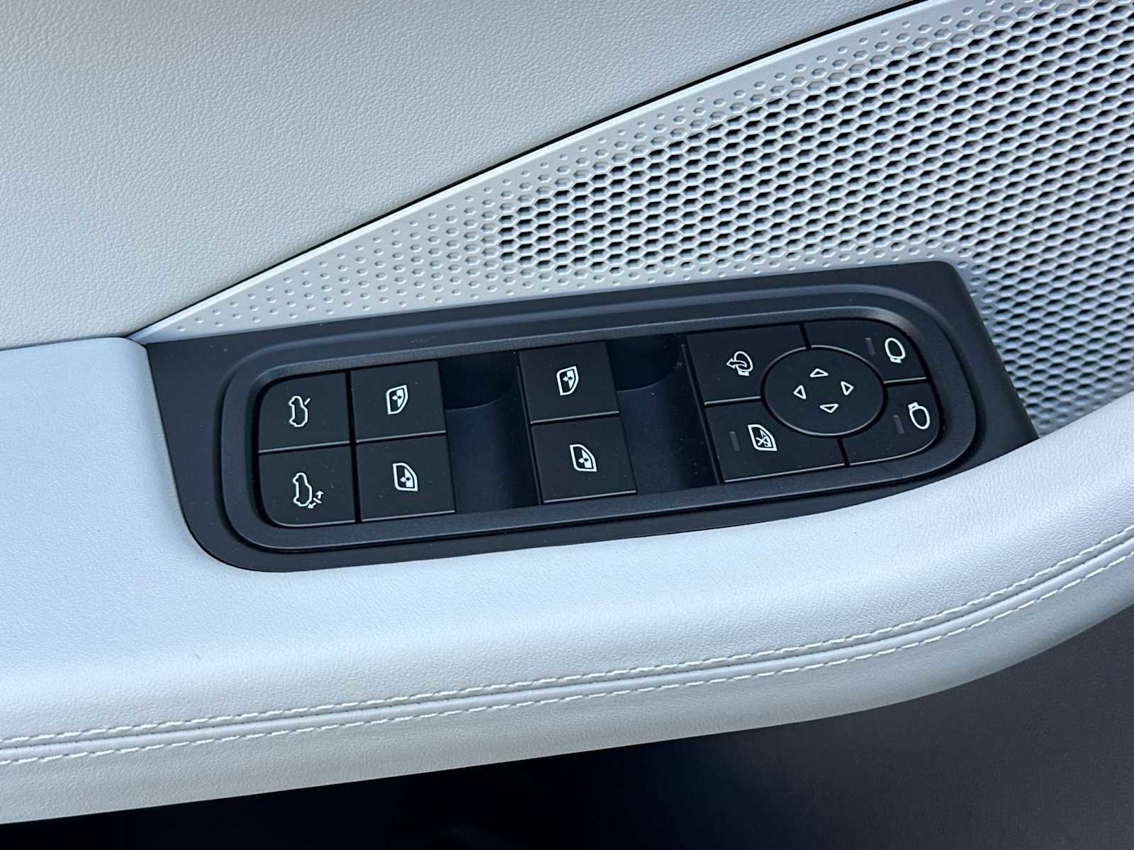 New 2026 Porsche Macan Electric RWD image 13