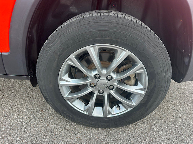 Used 2021 Jeep Cherokee Latitude Plus AWD/4WD image 30