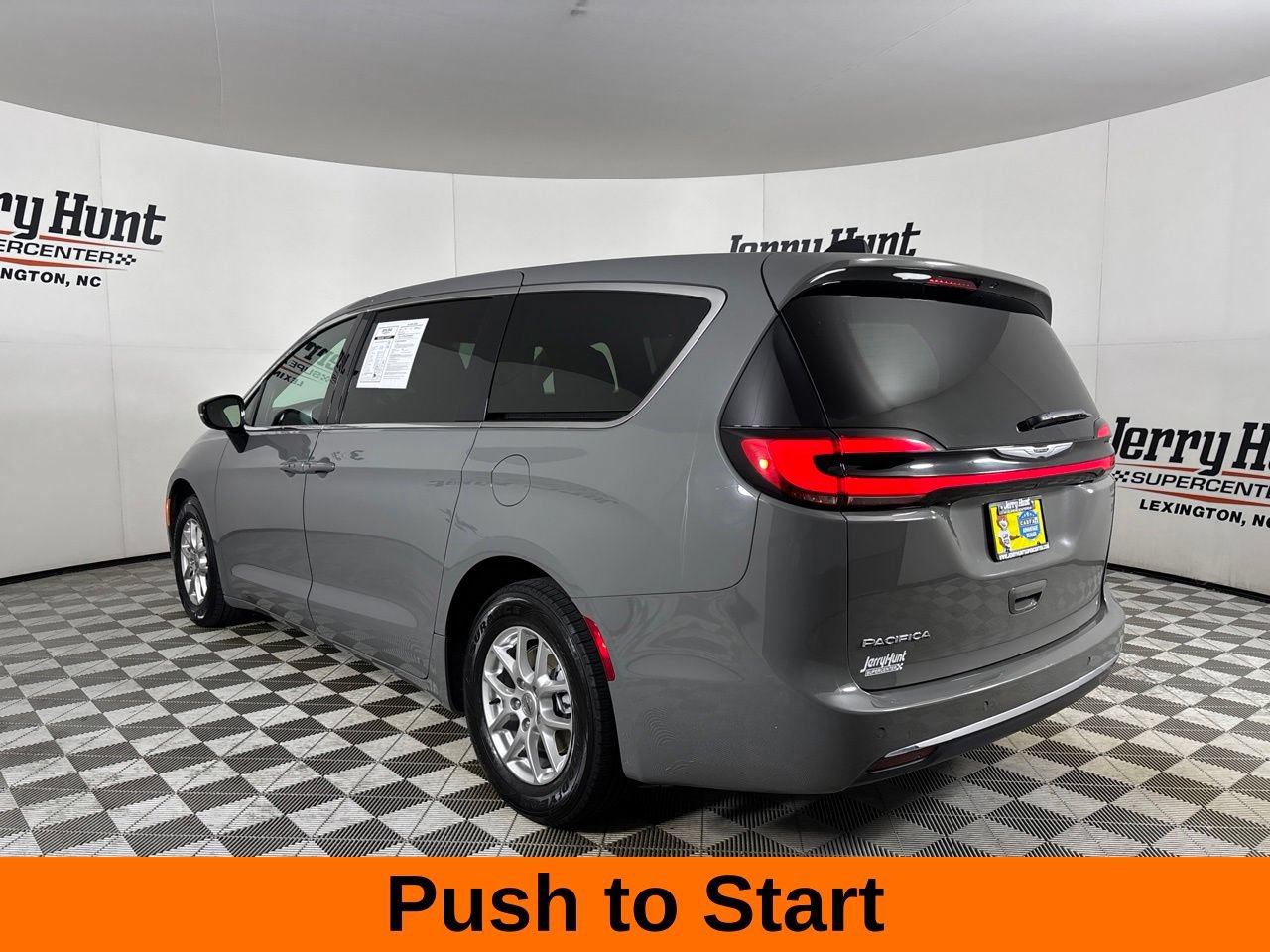 Used 2025 Chrysler Pacifica Select FWD image 9