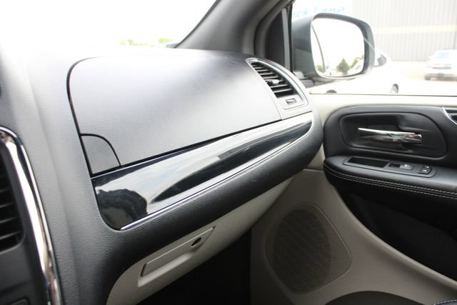 Used 2019 Dodge Grand Caravan SXT FWD image 17