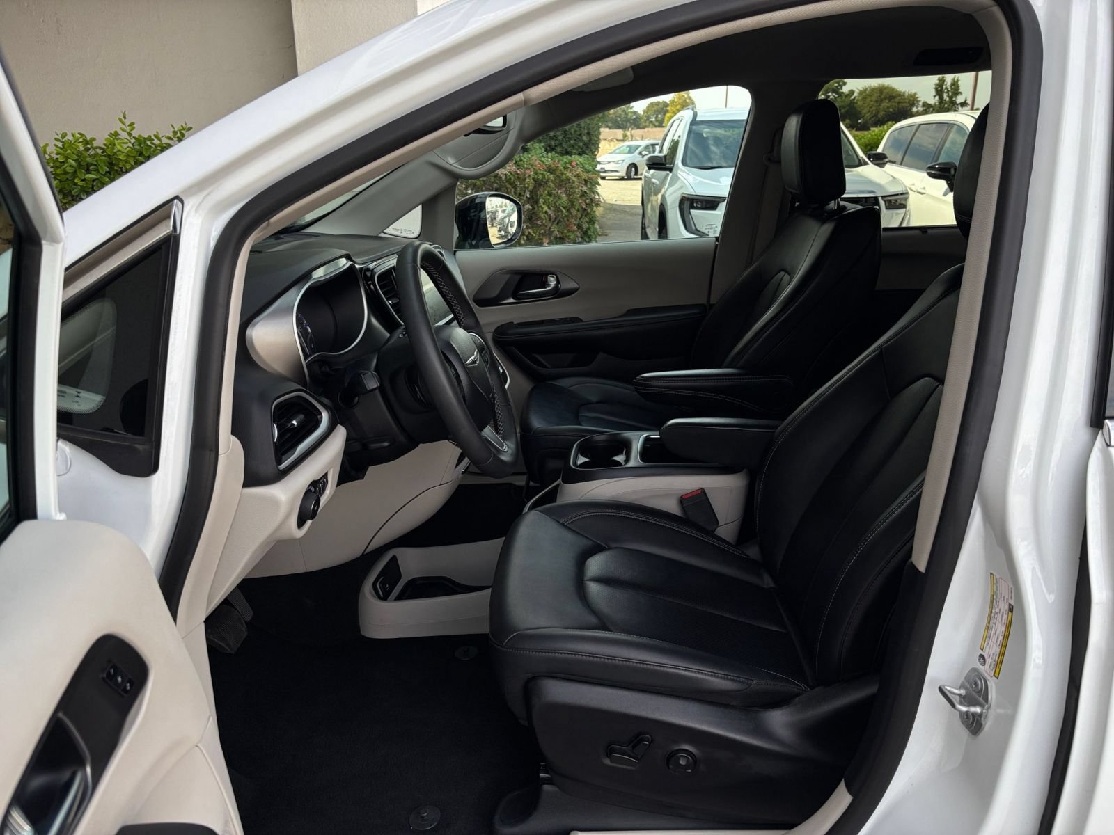 Used 2024 Chrysler Pacifica Touring-L FWD image 28