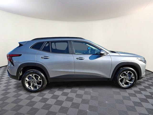 Used 2025 Chevrolet Trax LT FWD image 7