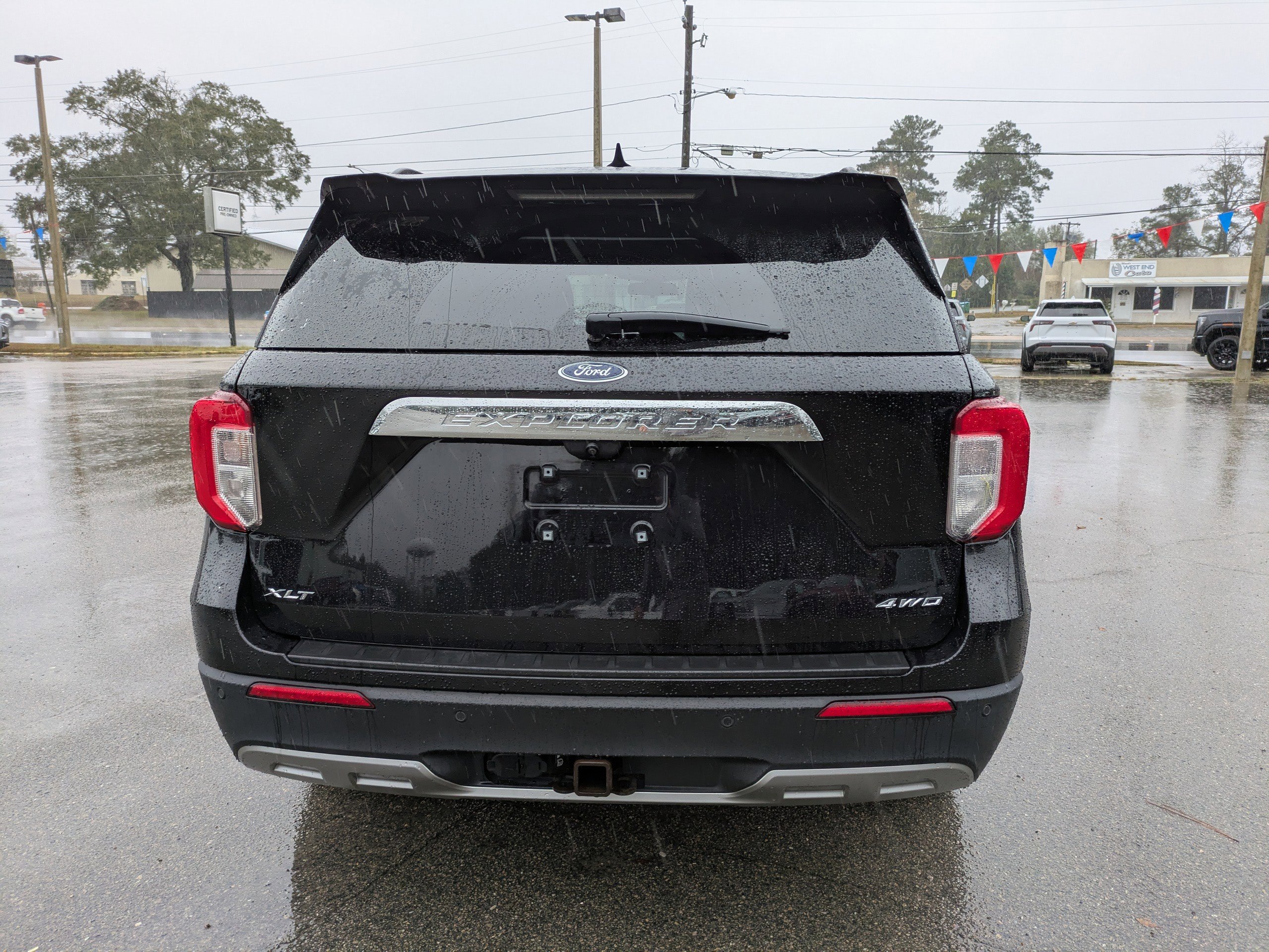 Used 2022 Ford Explorer XLT w/ Equipment Group 202A image 5