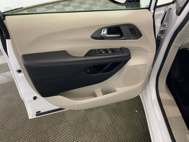 Used 2024 Chrysler Pacifica Limited FWD image 23