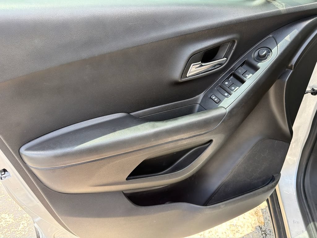 Used 2020 Chevrolet Trax LT w/ LT Convenience Package FWD image 12