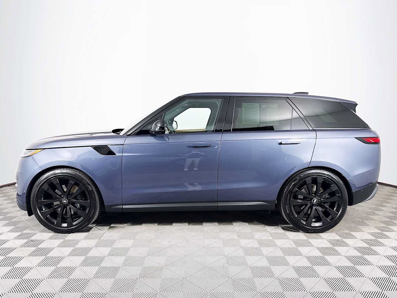 Used 2025 Land Rover Range Rover Sport SE AWD/4WD image 8