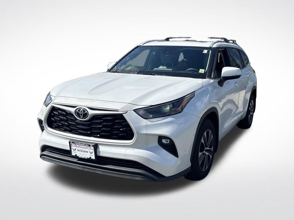 Used 2022 Toyota Highlander XLE AWD/4WD image 3