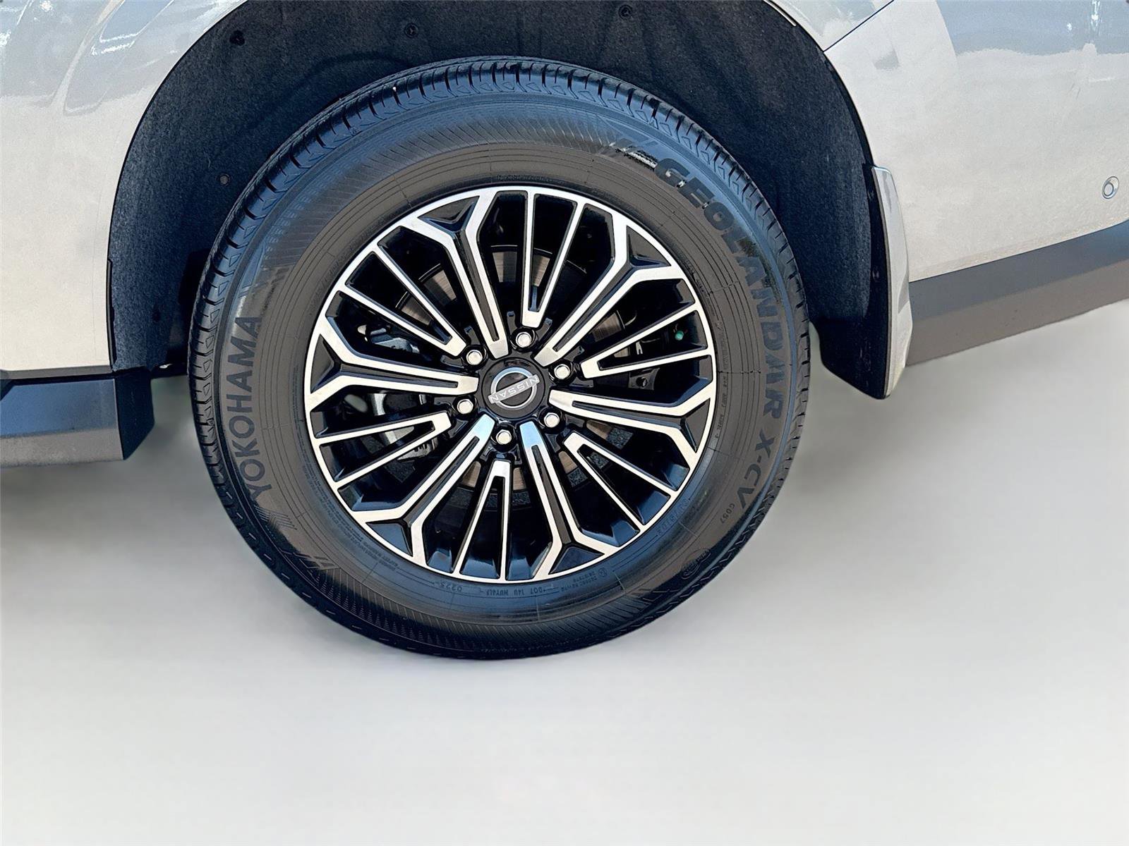 Used 2025 Nissan Armada Platinum image 32