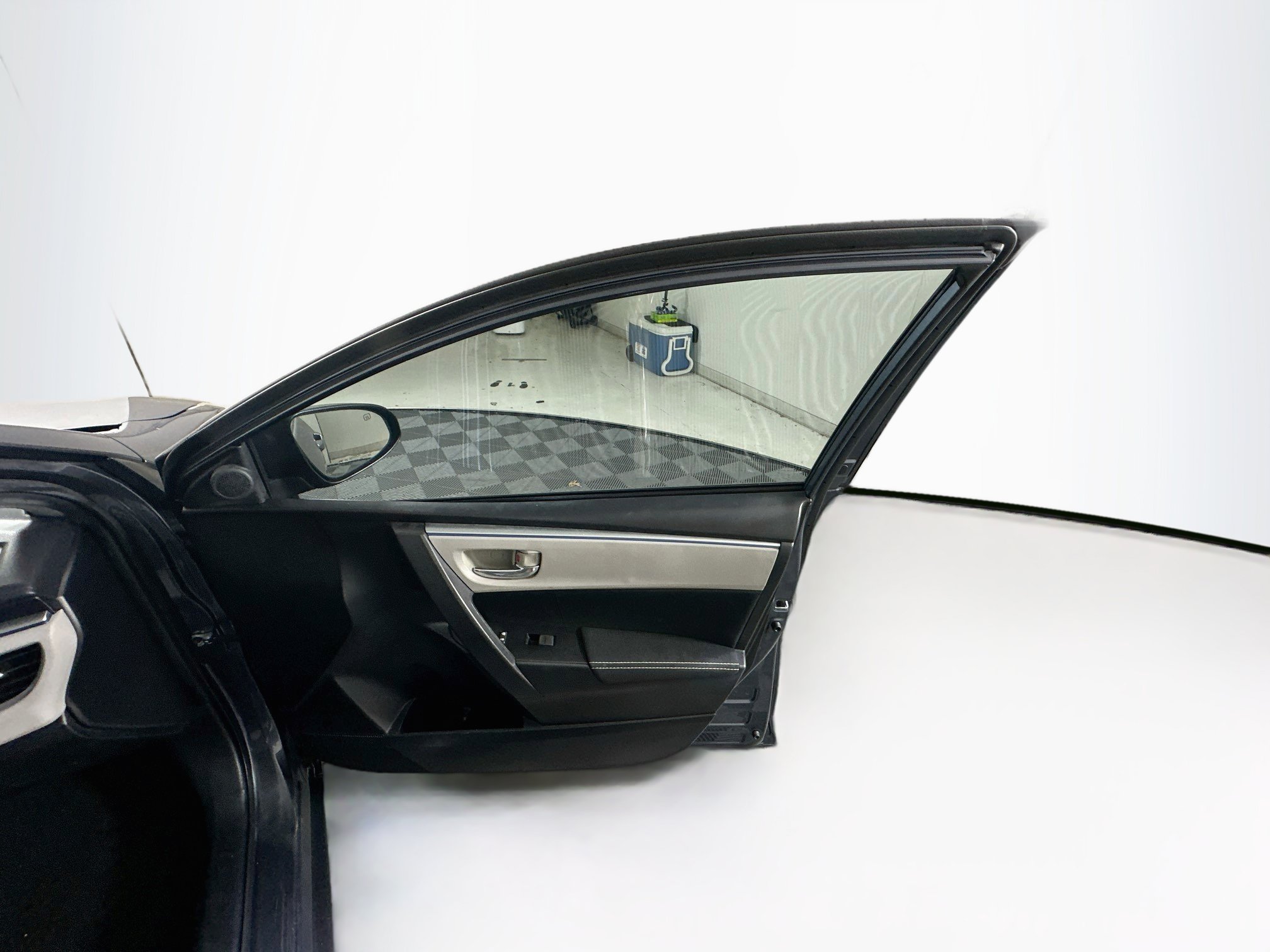 Used 2015 Toyota Corolla LE FWD image 30