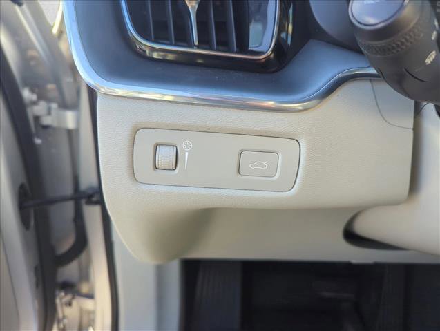 Used 2020 Volvo XC60 T6 Momentum w/ Protection Package Premier AWD/4WD image 12