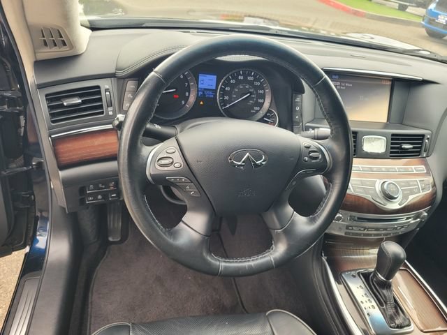 Used 2017 INFINITI Q70 L 3.7 w/ Deluxe Touring Package RWD image 30