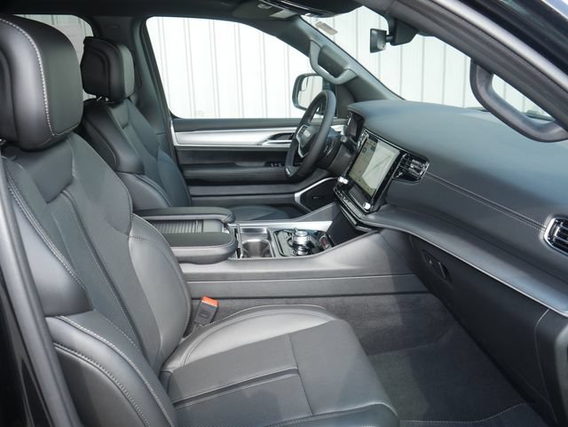 New 2026 Jeep Grand Wagoneer L 4WD w/ Premium Group I image 32