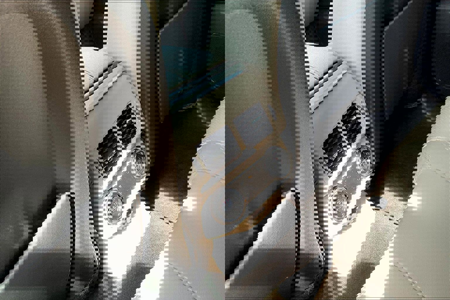 Used 2018 Land Rover Range Rover Velar S image 10