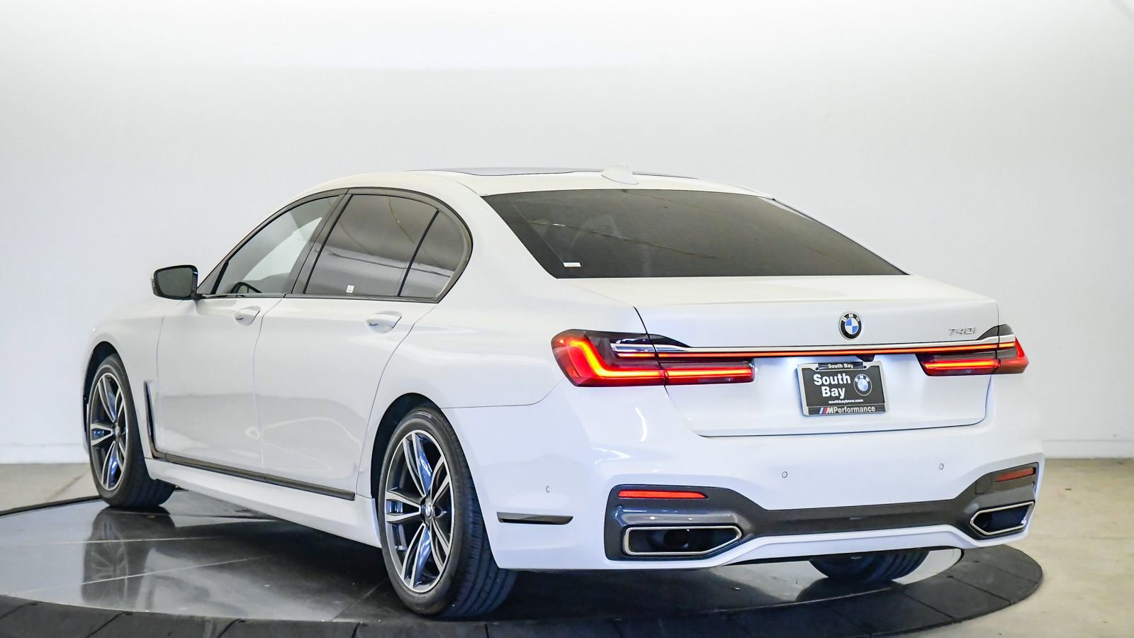 Used 2022 BMW 740i w/ M Sport Package RWD image 2