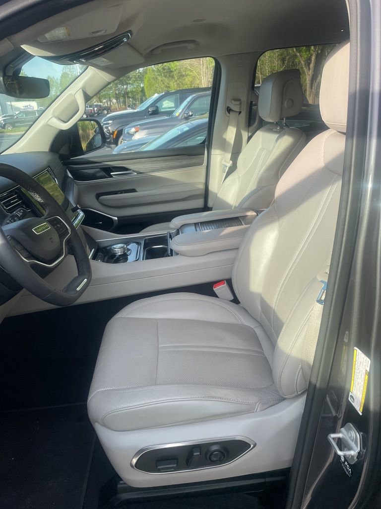 Used 2024 Jeep Wagoneer L Series II RWD image 5