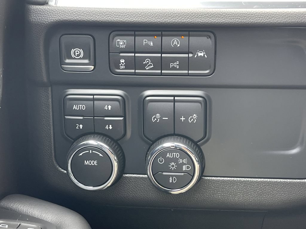 Used 2025 Chevrolet Suburban Z71 AWD/4WD image 23