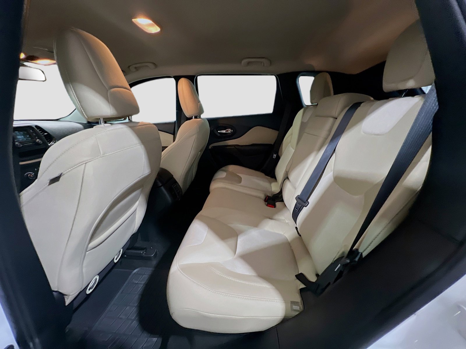 Used 2016 Jeep Cherokee Sport FWD image 16