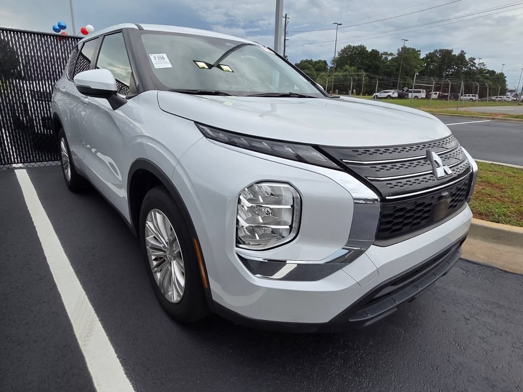 Used 2024 Mitsubishi Outlander ES FWD image 8