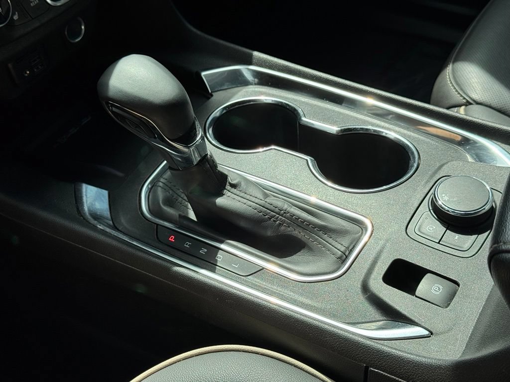 Used 2023 Chevrolet Traverse Premier FWD image 38