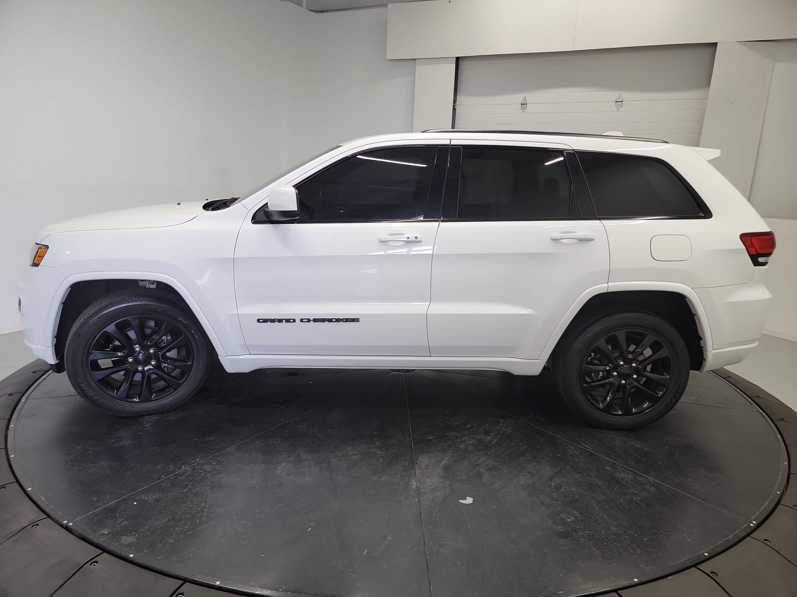 Used 2020 Jeep Grand Cherokee Altitude AWD/4WD image 4