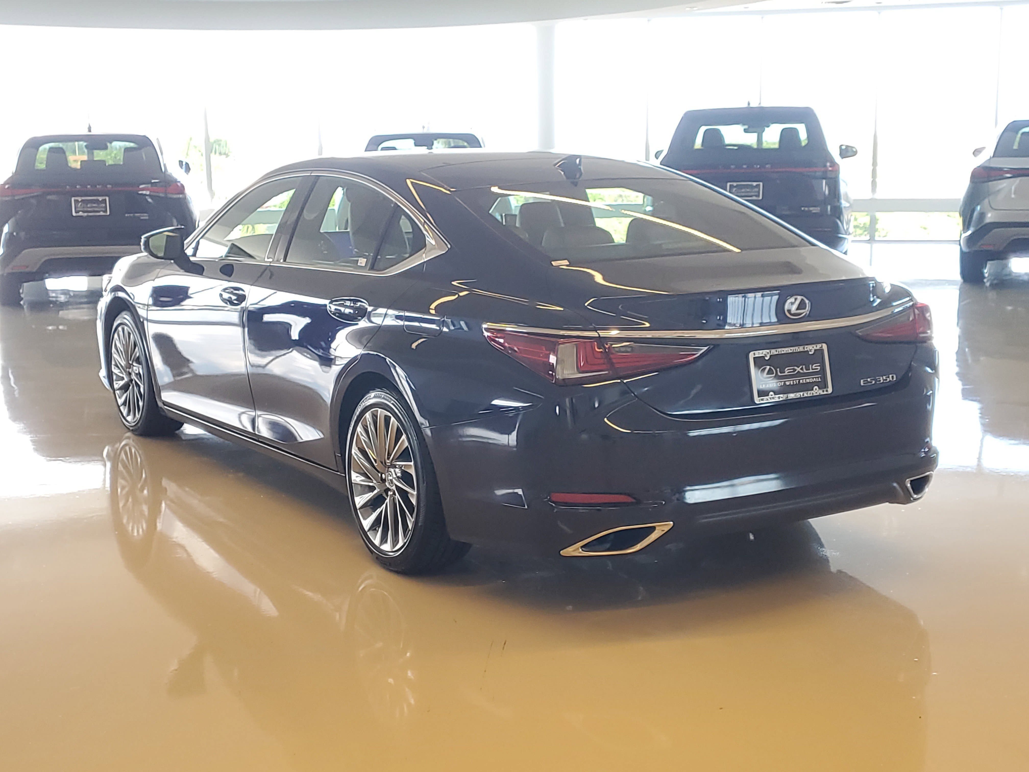 Used 2025 Lexus ES 350 Ultra Luxury w/ Accessory Package (Z2) FWD image 9