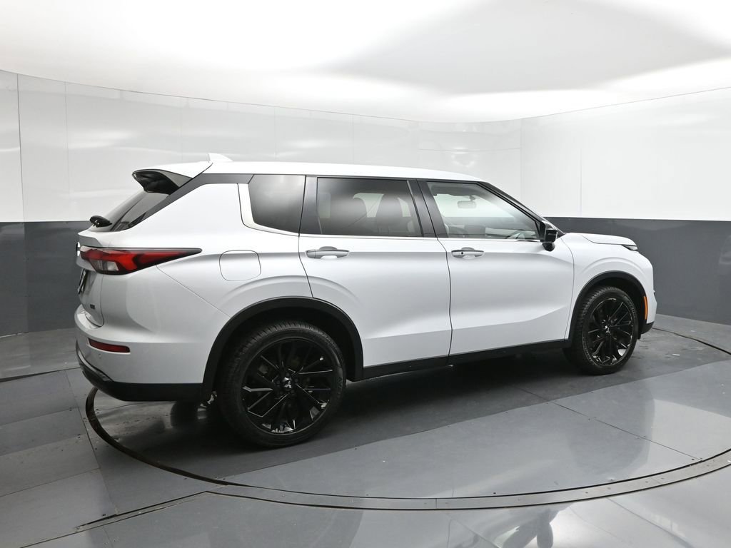 Used 2023 Mitsubishi Outlander SE Black Edition image 11