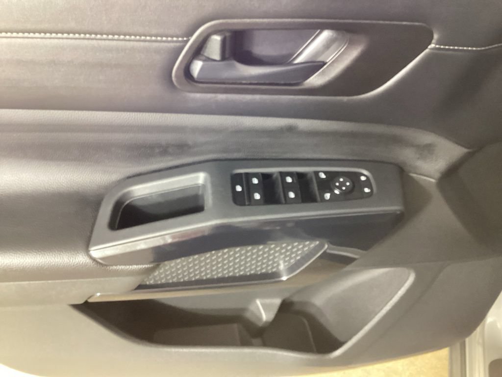 Used 2024 Nissan Pathfinder SV FWD image 11