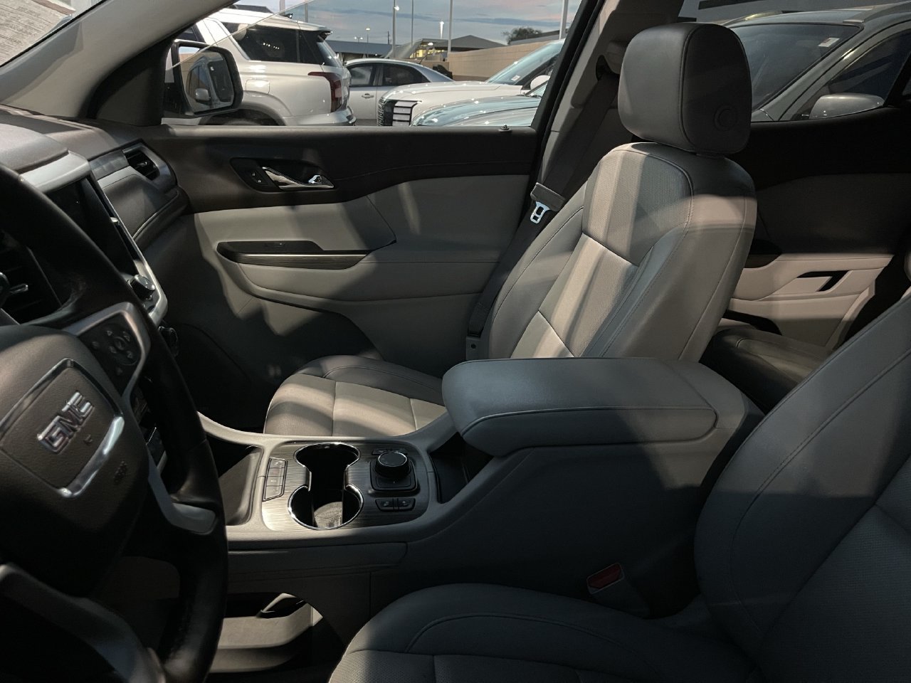 Used 2023 GMC Acadia SLT w/ Preferred Package FWD image 10