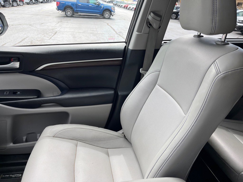 Used 2015 Toyota Highlander Limited image 19