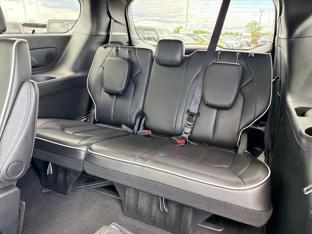 Used 2025 Chrysler Pacifica Limited FWD image 24