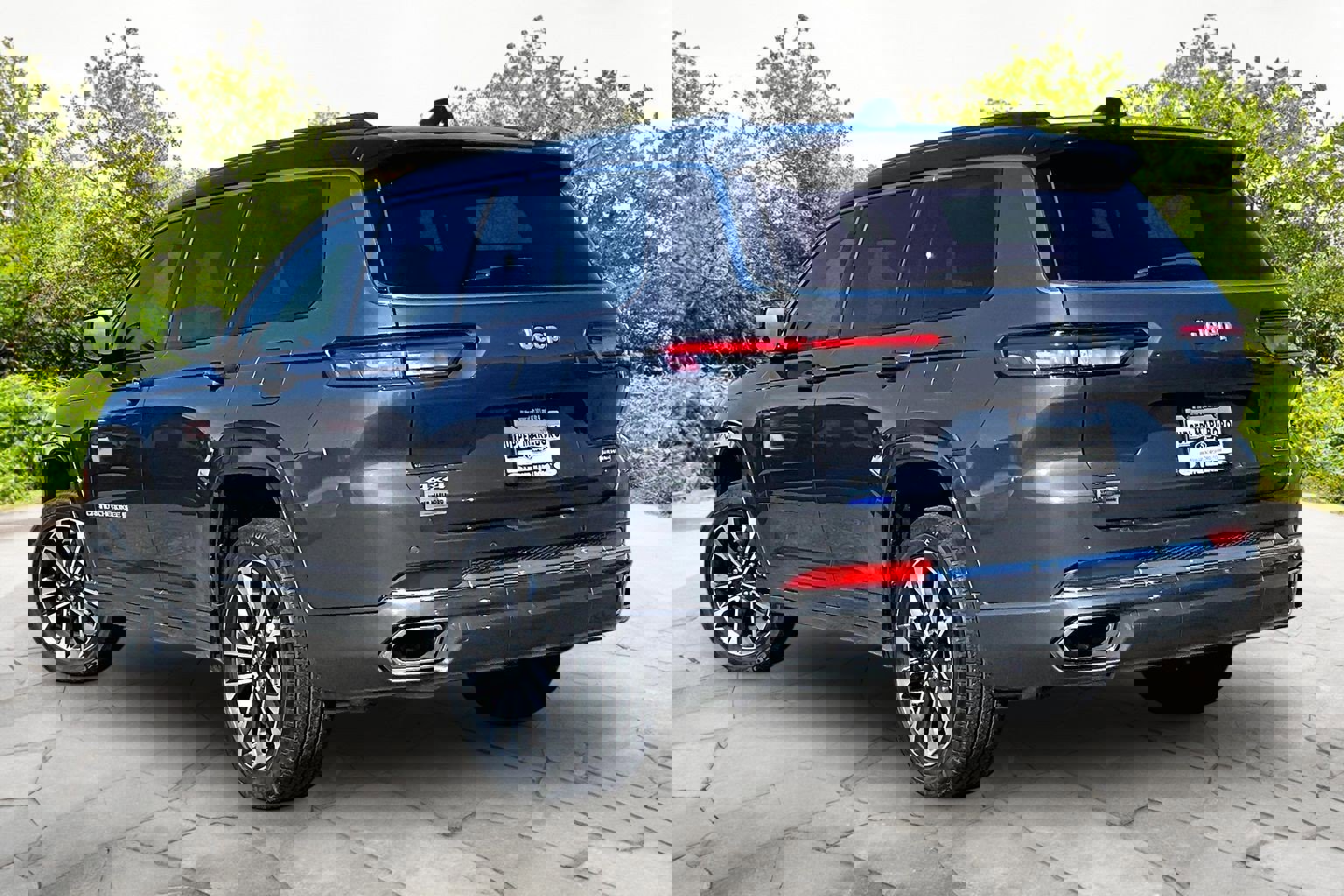 Used 2024 Jeep Grand Cherokee L Overland image 2