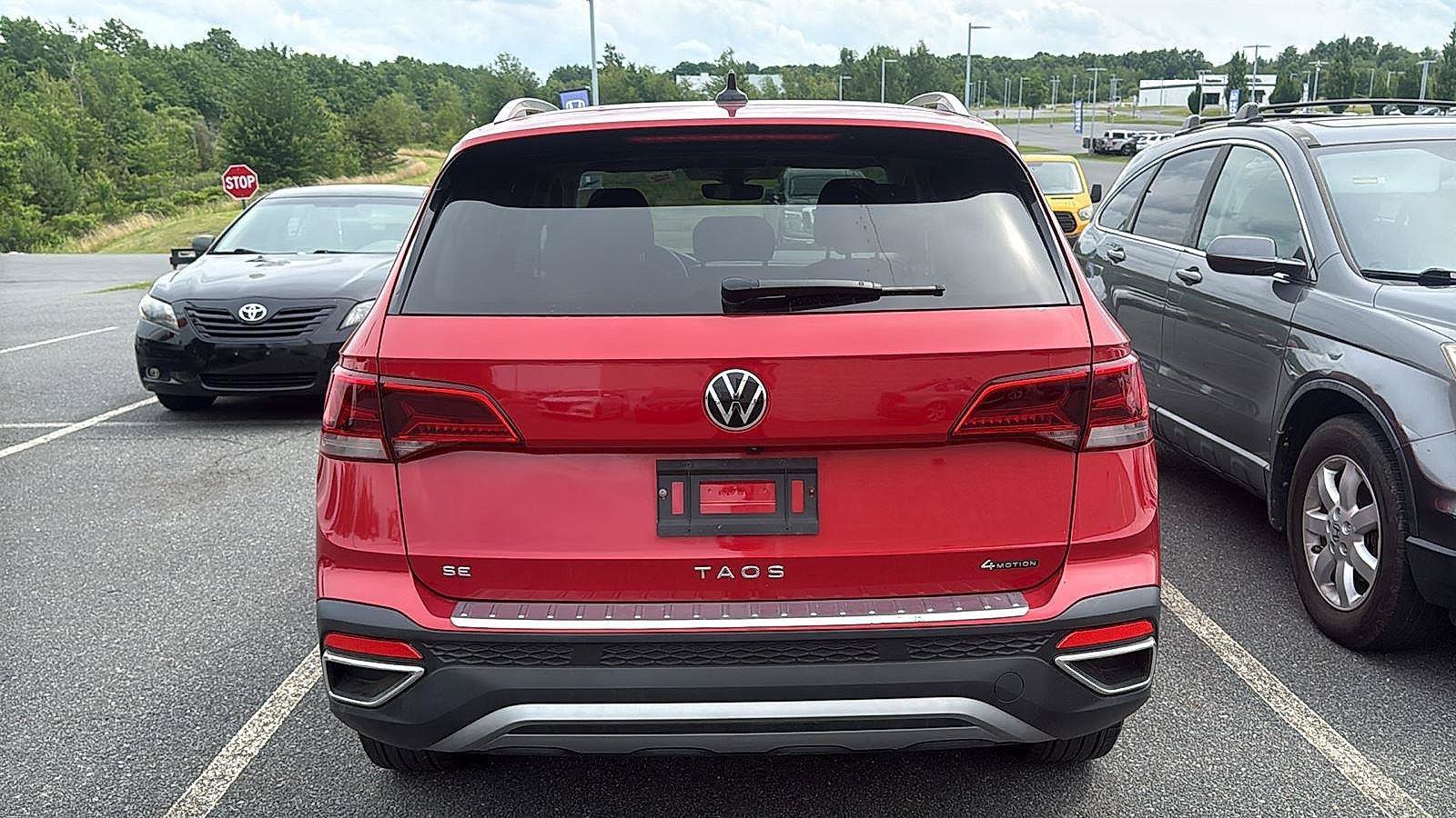 Used 2023 Volkswagen Taos SE w/ Panoramic Sunroof Package AWD/4WD image 4